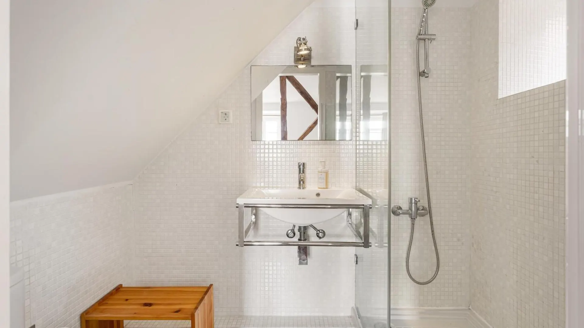 Lisbon Cozy Nest In Santa Catarina Apartment
